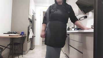 my dick got hard when i saw my stepmom's huge bubble ass